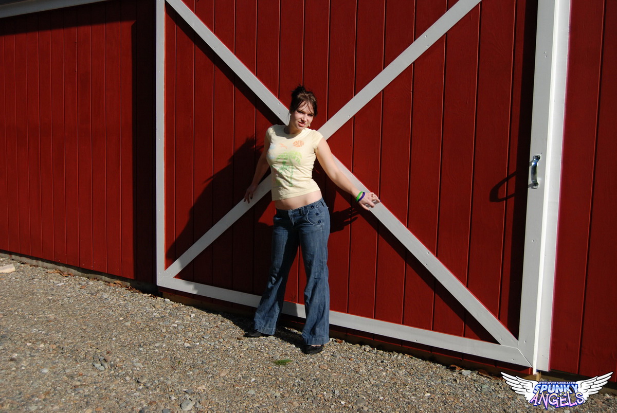 country-girl-emily-love-teases-as-she-exposes-her-perky-boobs-and-shaved-pussy-in-the-warm-sun-01