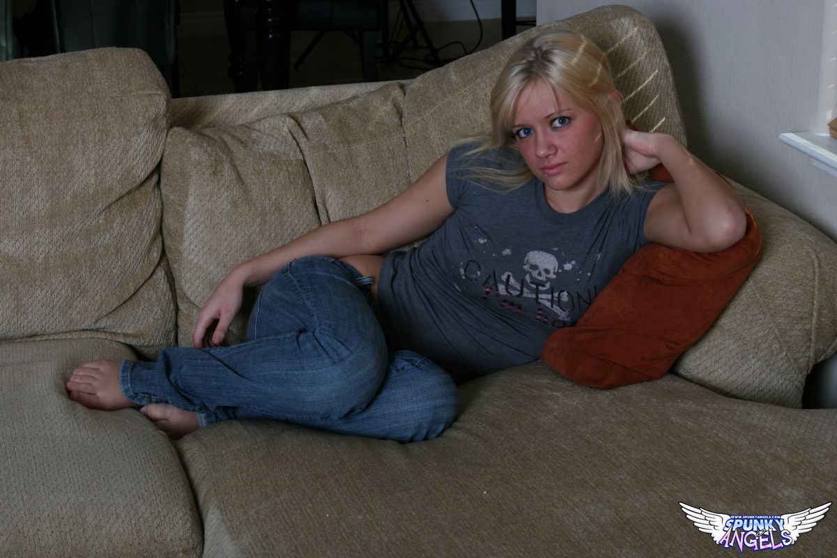 perfect-perky-blonde-danielle-lynn-shows-off-her-round-juicy-ass-in-tight-jeans-before-she-pulls-them-down-exposing-her-naked-bubble-butt-02