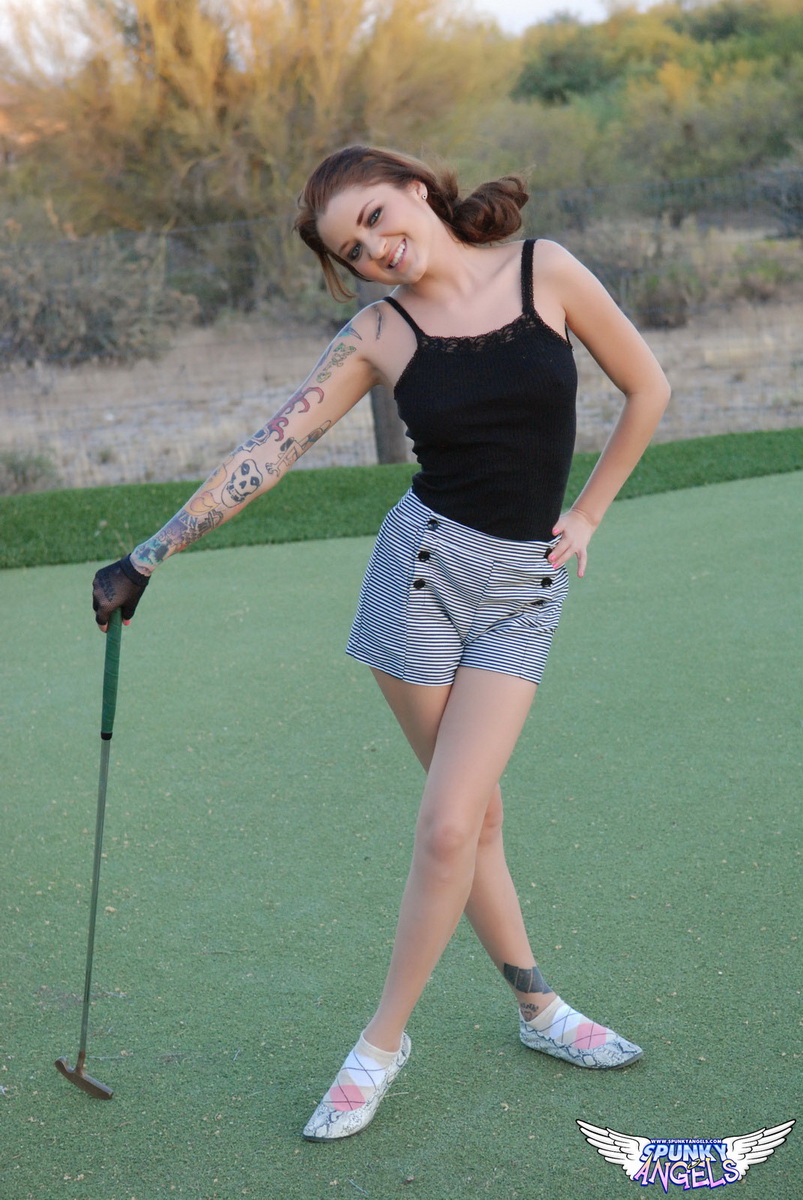 perfect-perky-tease-jeska-vardinski-gets-naked-out-on-the-golf-course-03