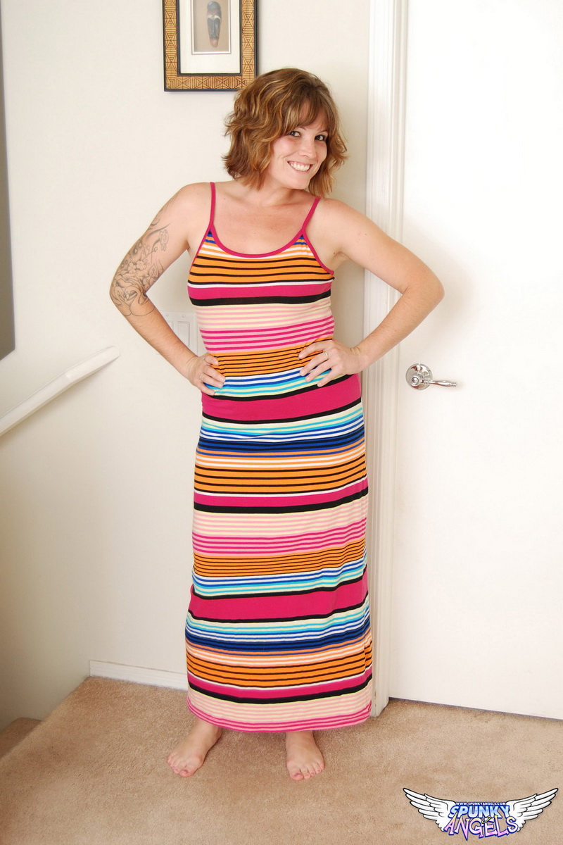 tattooed-babe-misty-shows-off-her-curves-as-she-strips-out-of-her-striped-covered-dress-with-no-panties-on-underneath-01-1
