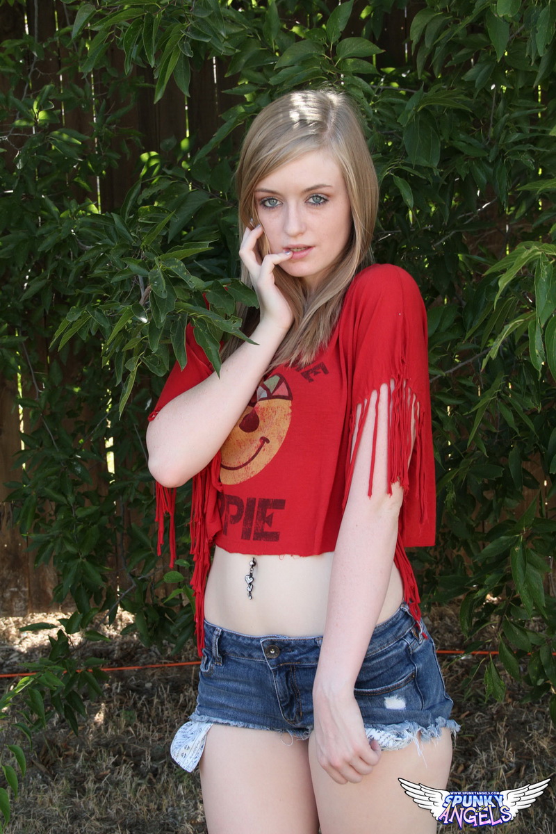tiny-blonde-tease-mandy-roe-strips-out-of-her-cute-little-hippy-outfit-outside-in-the-backyard-02